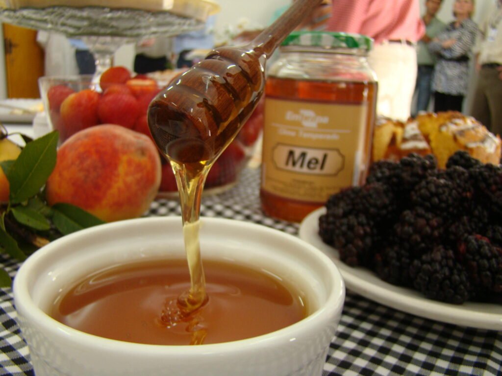 quase-70-pases-apreciam-o-mel-do-brasil