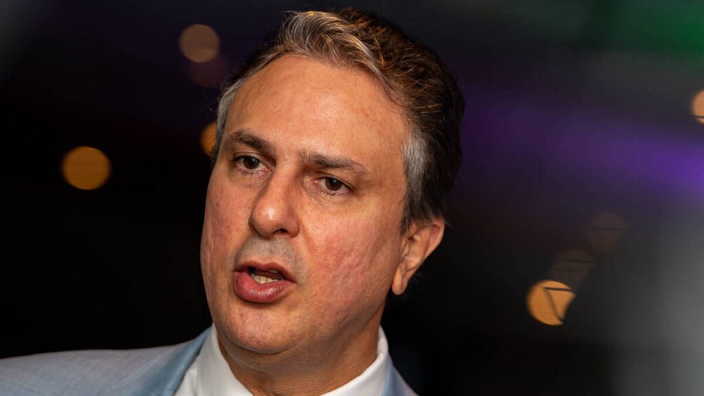 Estudantes do terceiro ano vo receber dinheiro para fazer Enem, diz ministro estudantes-do-terceiro-ano-vo-receber-dinheiro-para-fazer-enem,-diz-ministro