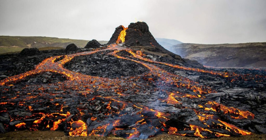 Vila na Islndia sofre com recente erupo de vulco vila-na-islndia-sofre-com-recente-erupo-de-vulco