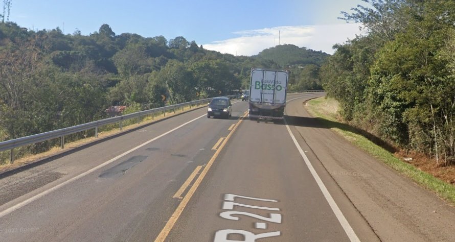 Carreta tomba e bloqueia BR-277 em Nova Laranjeiras carreta-tomba-e-bloqueia-br-277-em-nova-laranjeiras