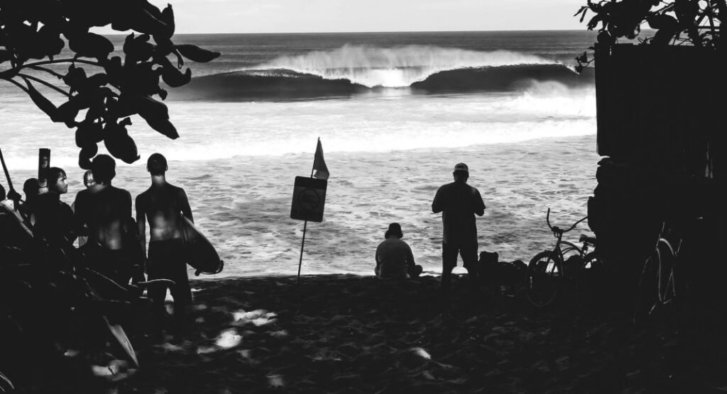 carioca-bruno-lemos,-do-canal-ventila,-com-exclusividade-para-o-waves,-monta-vdeo-com-tubos-para-os-dois-lados-em-off-the-wall,-lado-norte-da-ilha-de-oahu,-hava.