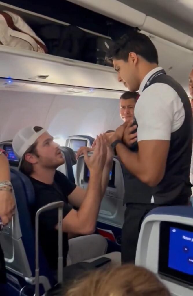 homem-preso-aps-abrir-sada-de-emergncia-e-caminhar-sobre-asas-de-avio