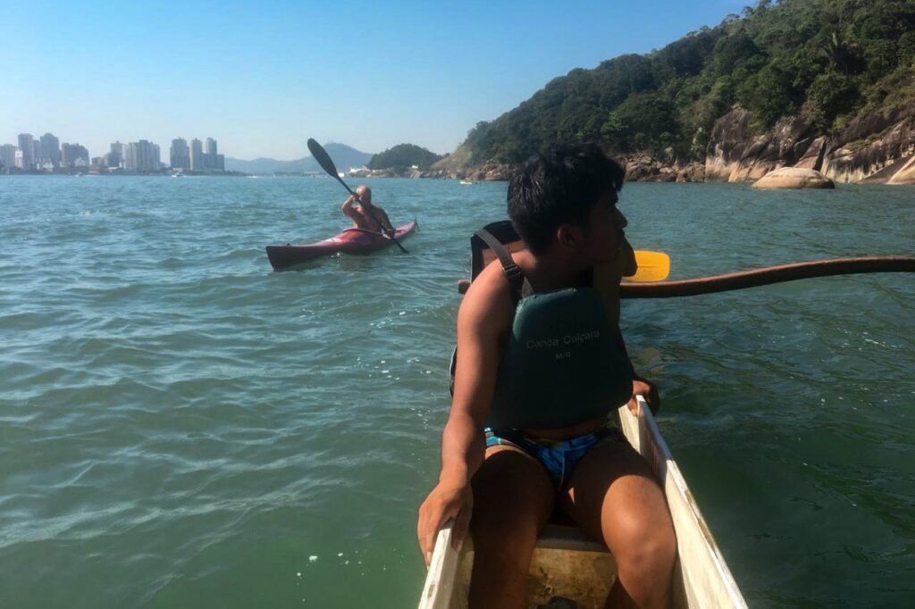 ndios-de-mato-grosso-veem-o-mar-pela-primeira-vez-em-santos;-veja-vdeo