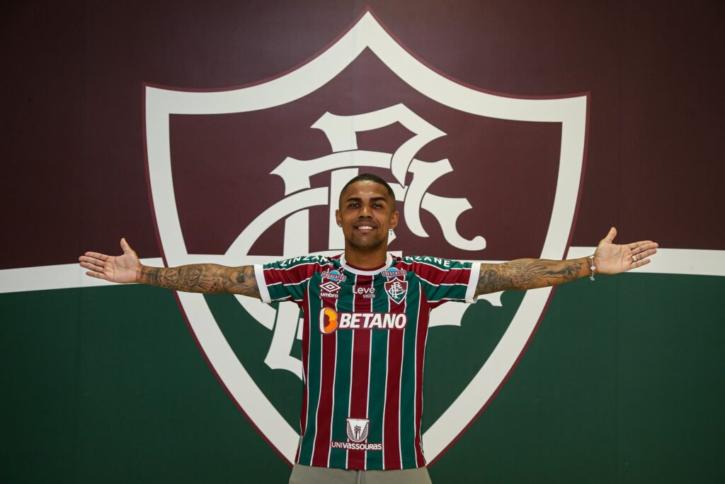 vai-reencontrar-o-prazer-de-jogar-futebol-aqui-no-fluminense,-fala-diniz-sobre-douglas-costa