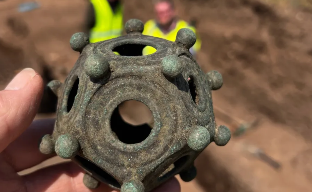 Dodecaedro romano com mais de mil anos  encontrado na Inglaterra dodecaedro-romano-com-mais-de-mil-anos-encontrado-na-inglaterra