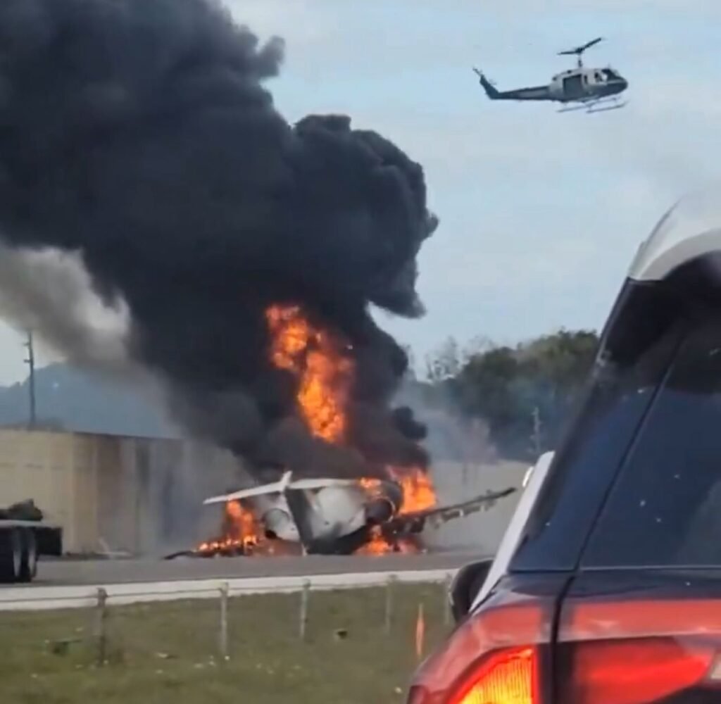 piloto-comunica-perda-de-motores-e-avio-cai-em-rodovia;-vdeo