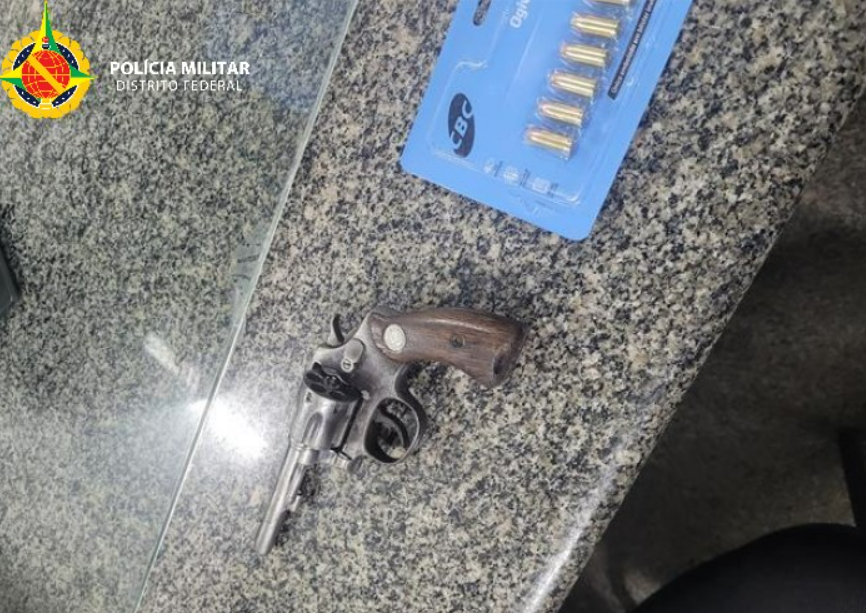 PMDF prende homem com porte ilegal de arma de fogo em Samambaia pmdf-prende-homem-com-porte-ilegal-de-arma-de-fogo-em-samambaia