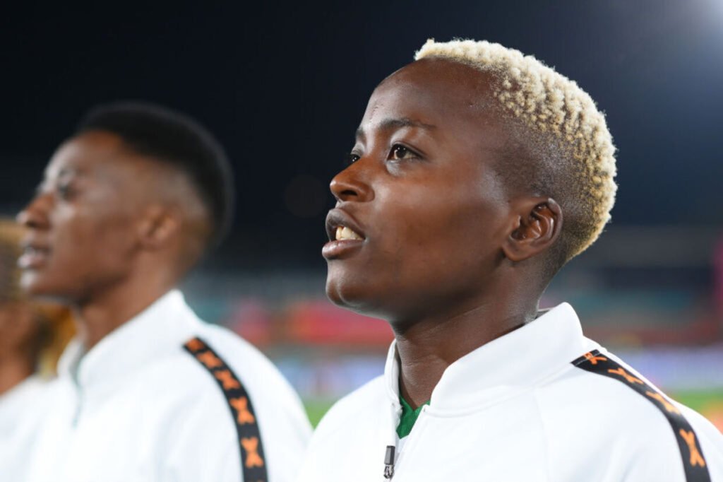 a-zambiana-que-jogava-com-os-meninos-escondida-dos-pais-que-se-tornou-transferncia-recorde