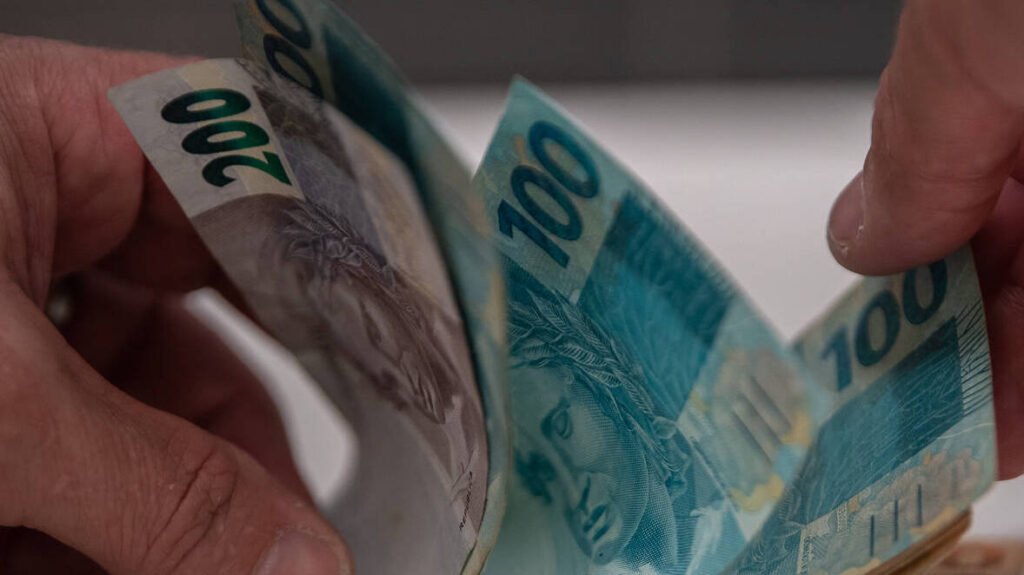 Abono salarial de R$ 27 bilhes comea a ser pago nesta quinta a trabalhadores nascidos em janeiro abono-salarial-de-r$-27-bilhes-comea-a-ser-pago-nesta-quinta-a-trabalhadores-nascidos-em-janeiro