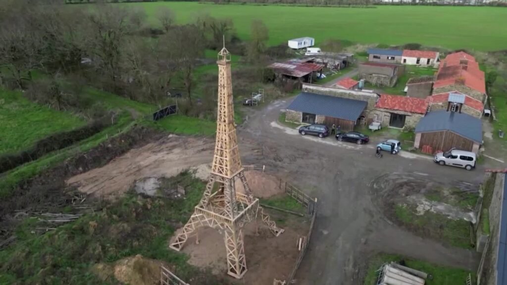 amigos-se-juntam,-usam-retalhos-de-madeira-e-constroem-rplica-da-torre-eiffel-de-16-metros-de-altura
