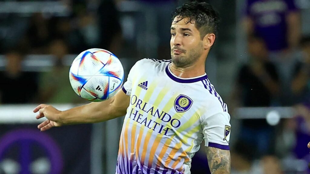 alexandre-pato-manda-mensagem-publica-e-chama-super-craque-para-o-inter