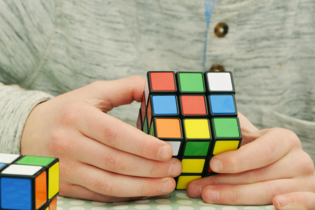 Mesmo aps dcadas, cubo mgico continua fazendo sucesso; como ele foi inventado? mesmo-aps-dcadas,-cubo-mgico-continua-fazendo-sucesso;-como-ele-foi-inventado?
