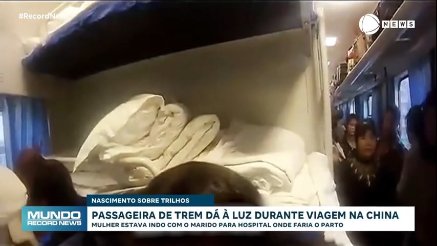 Mulher d luz durante viagem de trem na China mulher-d-luz-durante-viagem-de-trem-na-china