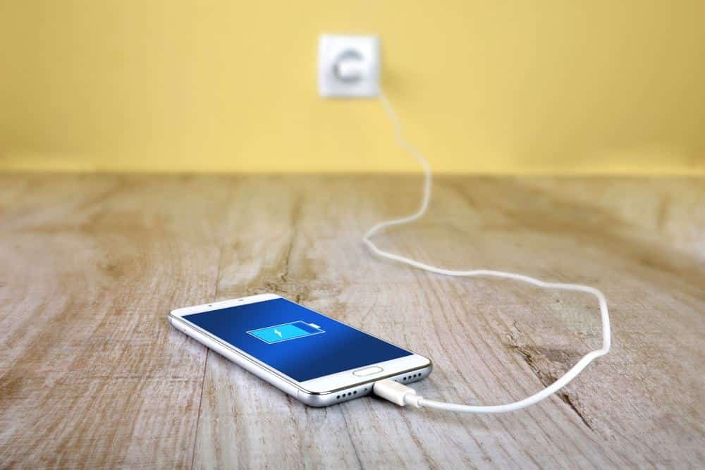 por isso que voc no deve esquecer o celular ligado na tomada por-isso-que-voc-no-deve-esquecer-o-celular-ligado-na-tomada