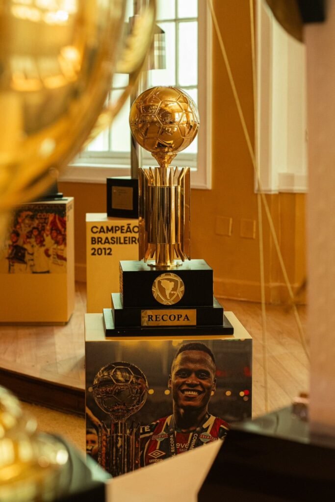 flu-foi-o-10-clube-brasileiro-a-botar-seu-escudo-na-taa-da-recopa;-outros-trs-s-foram-vices