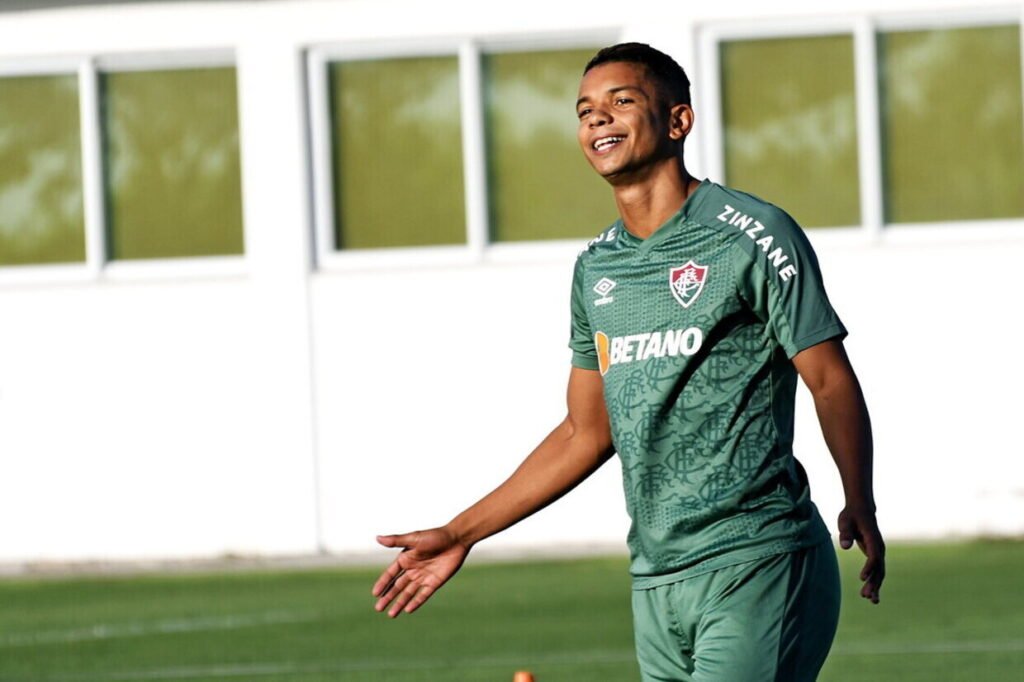 david-braz-no-se-acerta-com-o-sport-e-deve-permanecer-no-flu