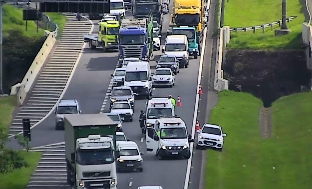 coliso-entre-moto-e-automvel-no-anel-virio-magalhes-teixeira