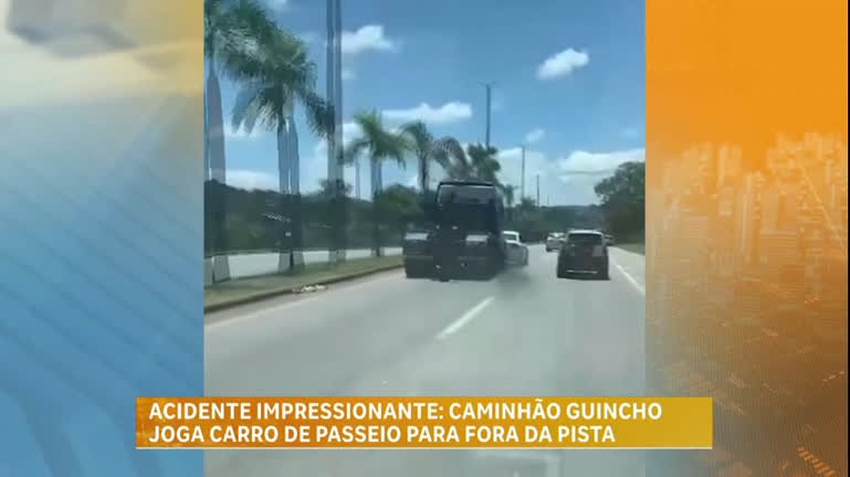 Carro jogado para fora da pista aps acidente provocado por discusso de trnsito em MG carro-jogado-para-fora-da-pista-aps-acidente-provocado-por-discusso-de-trnsito-em-mg