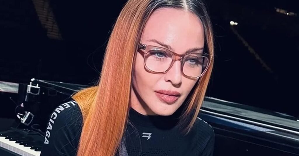 Madonna comete gafe e manda f cadeirante se levantar em show; vdeo madonna-comete-gafe-e-manda-f-cadeirante-se-levantar-em-show;-vdeo