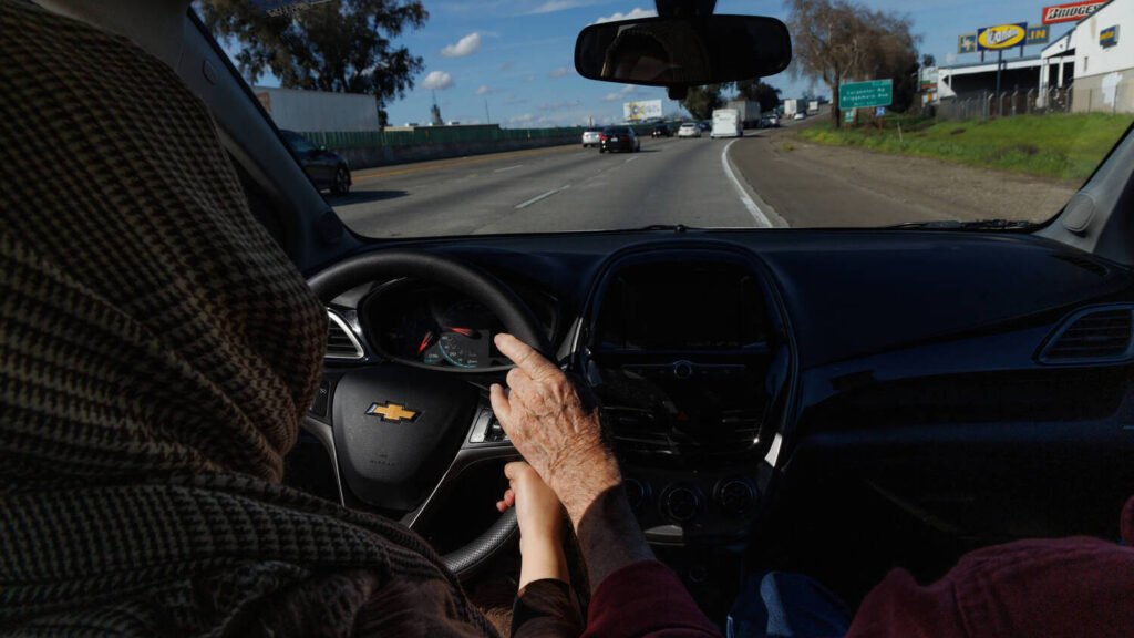 O aposentado que ensina as refugiadas afegs a dirigir nos Estados Unidos o-aposentado-que-ensina-as-refugiadas-afegs-a-dirigir-nos-estados-unidos