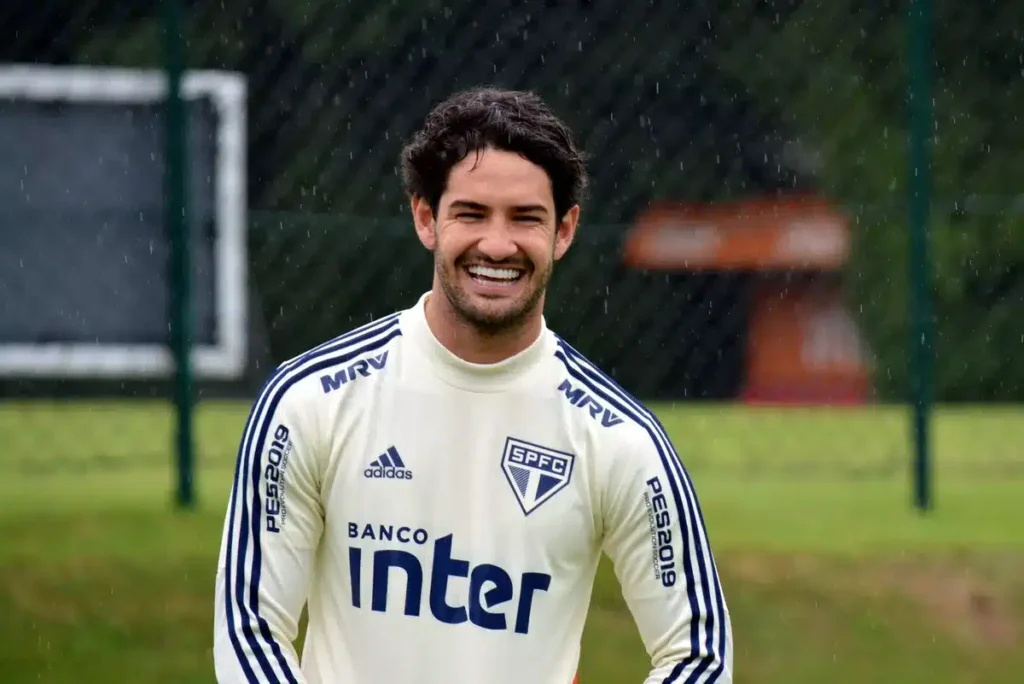 alexandre-pato-diz-sim-e-inter-j-prepara-papel-e-caneta