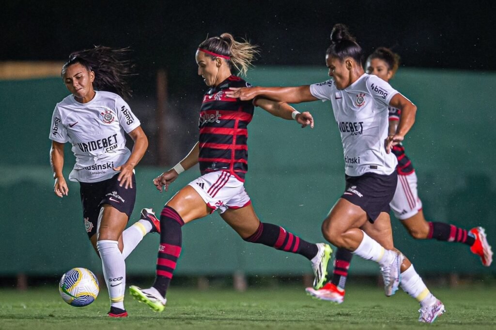 corinthians-bate-o-flamengo,-mantm-100%-e-lidera-o-brasileiro-feminino