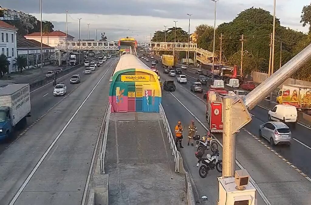 acidente-envolvendo-carro-bloqueia-faixas-da-avenida-brasil