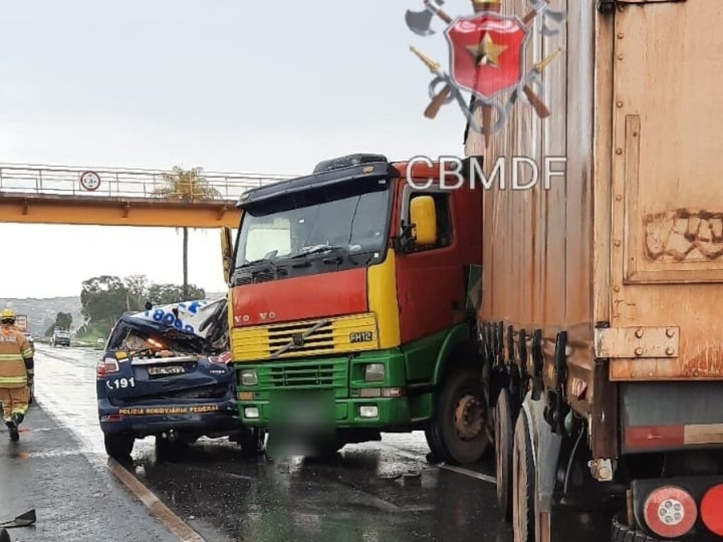 carreta-bate-em-viatura-da-prf-na-br-020