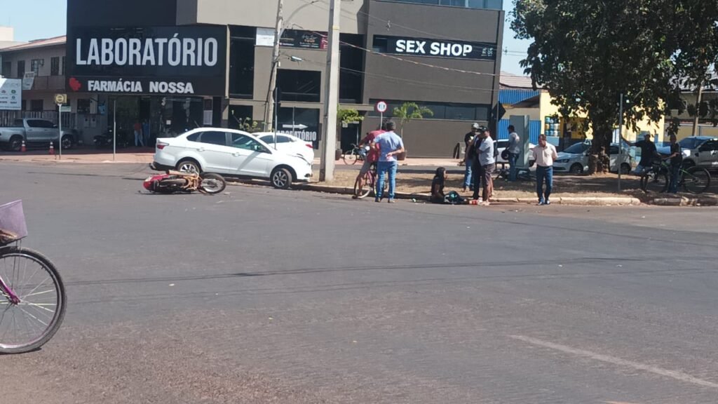 Acidente de trânsito na Av. Rio Grande do Sul deixa motociclista ferida.