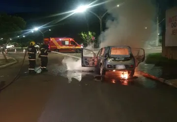 Incêndio em Fiat Uno assusta motoristas em avenida movimentada de acesso às Águas Quentes