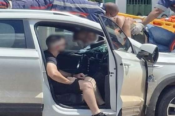 Impacto violento deixa motociclista com cabeça presa em para-brisa em cruzamento