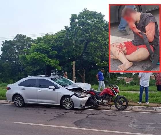 Jovem é arremessado após moto ser atingida por Corolla em alta velocidade