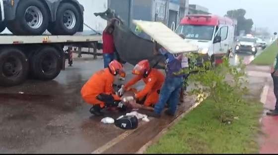 Motorista morre após sofrer descarga elétrica ao tentar afastar fio de alta tensão em Cuiabá