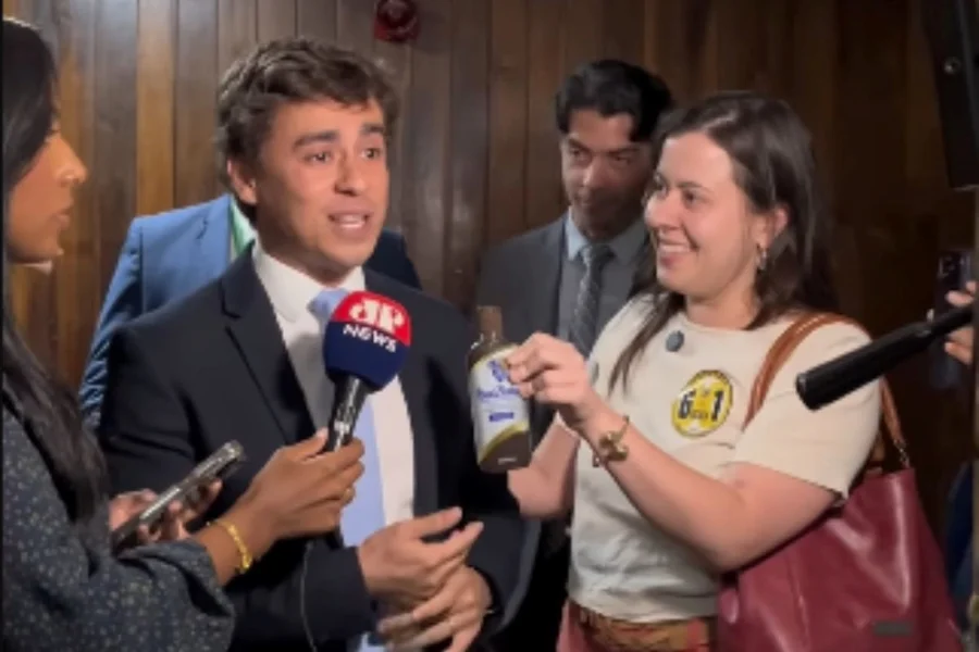Sâmia Bomfim interrompe entrevista de Nikolas Ferreira com “óleo de peroba” durante debate sobre PEC do fim da escala 6×1