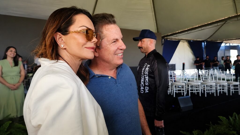 Virginia Mendes é recebida com carinho e vira destaque durante entrega de 441 casas em Cuiabá