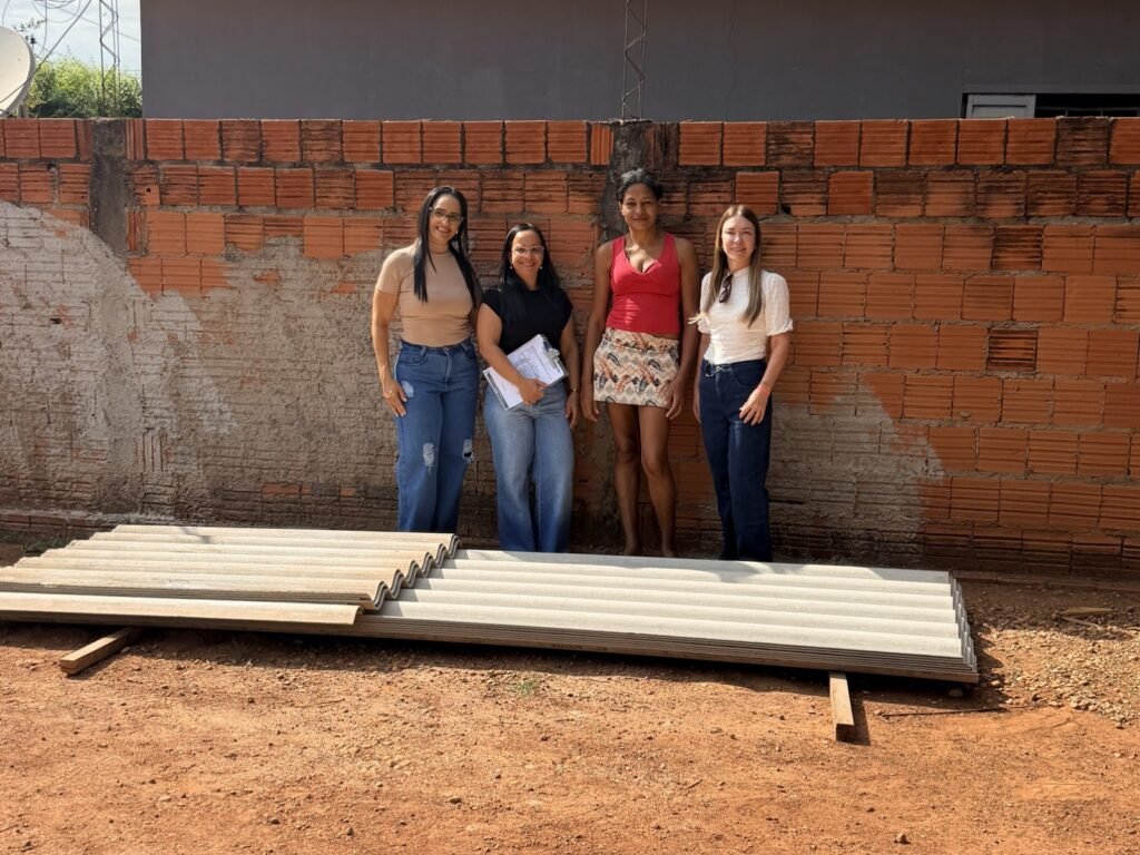 Prefeitura de Diamantino entrega materiais de construção a famílias atingidas pelo vendaval