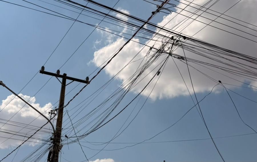 Primavera do Leste retira mais de 5 mil metros de cabos irregulares em mutirão