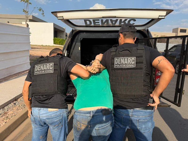Homem esconde 1 kg de droga no carro da ex-namorada para incriminá-la e acaba preso