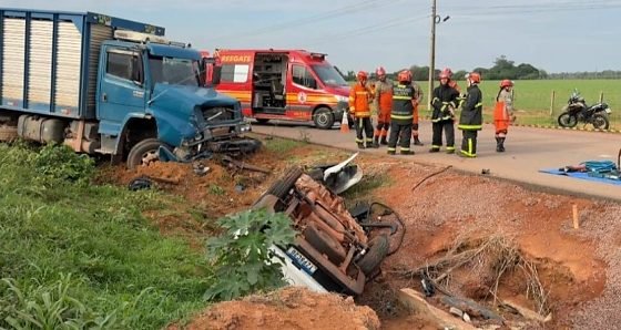 Colisão frontal entre caminhão e picape deixa duas pessoas mortas em Sinop
