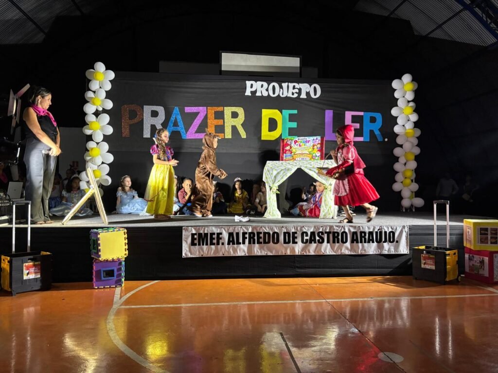Peças teatrais e musicais marcam encerramento de projeto de leitura na EMEF Alfredo de Castro