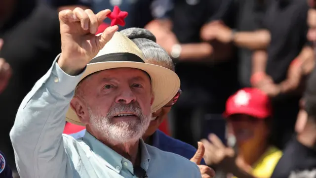 Lula é reeleito presidente do Brasil após derrotar Flávio Bolsonaro no segundo turno