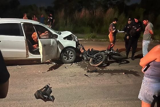 Jovem de 22 anos morre após colisão frontal entre moto e carro em Cuiabá