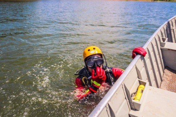 Menino de 12 anos desaparece após entrar no Rio Cuiabá e bombeiros fazem buscas